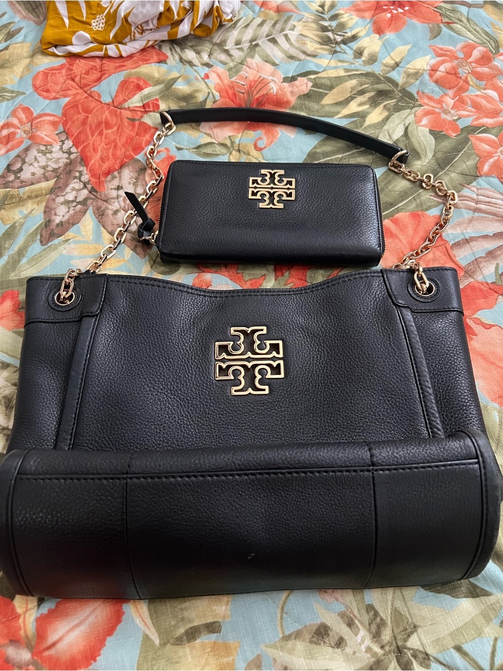 Tory Burch Black Pebbled Leather Shoulder Bag with Gold Logo and Wristlet - Picture 1 of 4